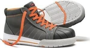 Stoere skate sneakers met oranje veters en waterdichte cap beschermkap. Geschikt voor buitenactiviteiten en stijlvol comfort.