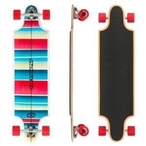 Kleurrijke longboard met rode wielen en griplaag, geschikt voor buiten skateplezier.