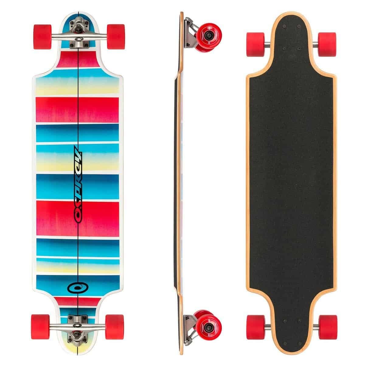 Kleurrijke longboard met rode wielen en griplaag, geschikt voor buiten skateplezier.