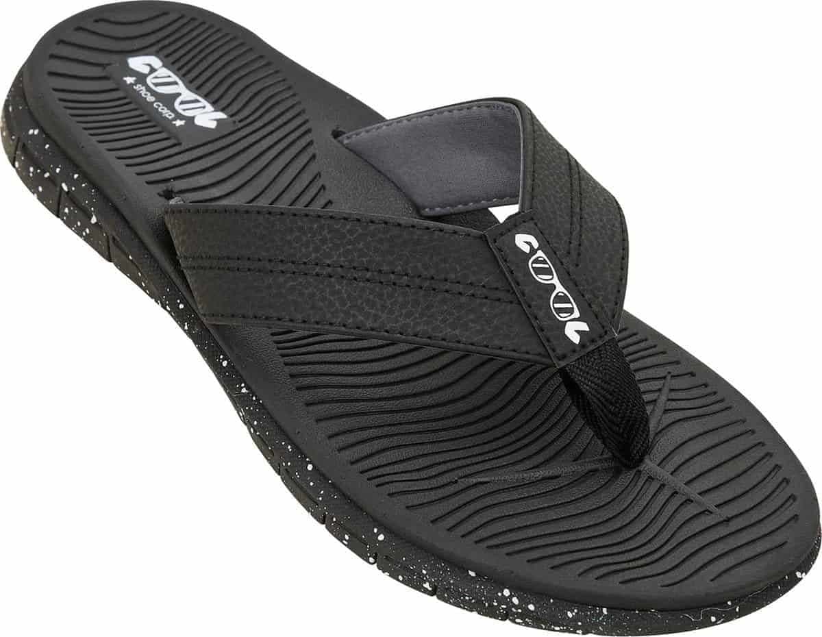 Comfortabele zwarte badsandalen met antislip zool en merklogo voor buitengebruik.