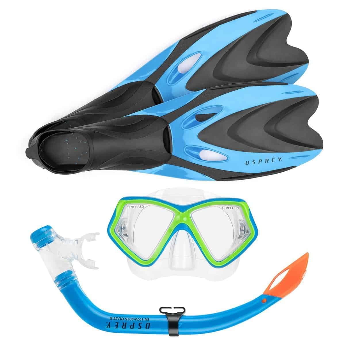 Osprey duikset, snorkel en zwembril in blauw en zwart voor wateractiviteiten en snorkelen.