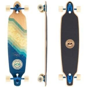 Hoogwaardige longboard skateboard met houten deck en blauwe trucks voor buitengebruik.