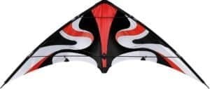 Kitesurfen vlieger met zwart, rood en wit ontwerp voor avontuurlijke buitensporten.