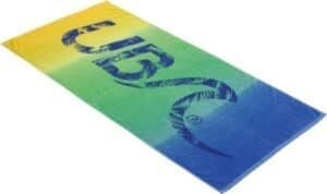 Kleurrijke skateboard met gradient van geel tot blauw en een opdruk van het woord "SKATE".