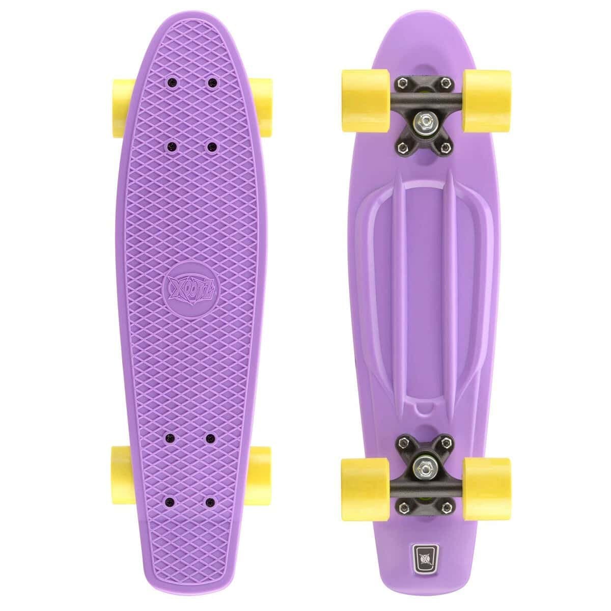 Kleurrijke plastic skateboard met gele wielen voor buitenplezier.