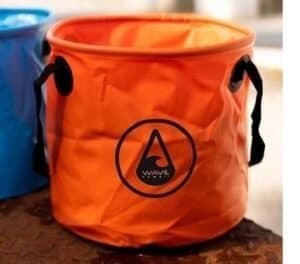Klein neonoranje koeltas met draagband en Wave Classic logo, ideaal voor buitenactiviteiten.