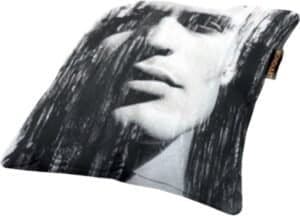 Mooi zwart-wit kussen met een vrouwelijk gezicht en lange haren, perfect voor buiten of binnengebruik.