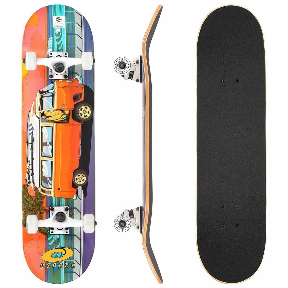 Kleurrijke skateboard met een retro design en wielen, ideaal voor buiten en skateboardplezier.