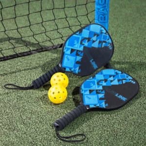 Mini tennis rackets en gele ballen voor buiten spelen op het kunstgras.
