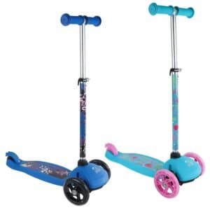 Kleurrijke meisjes step met drie wielen voor buitenspelen.