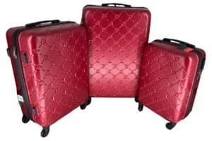 Grote rode reiskoffer met wieltjes en quiltpatroon voor reizen.