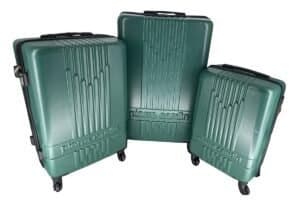 €alt text: Groene Pierre Cardin koffers met wielen, praktijkset voor reizen.