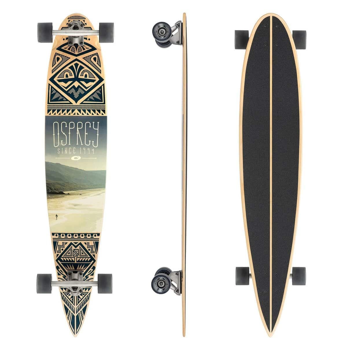 Klein skateboard met grafisch ontwerp en zandstrand achtergrond, geschikt voor buitenplezier.