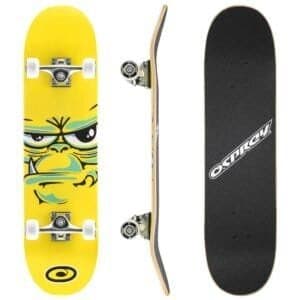 Kleinere afbeelding van skateboard met character ontwerp en wieltjes.