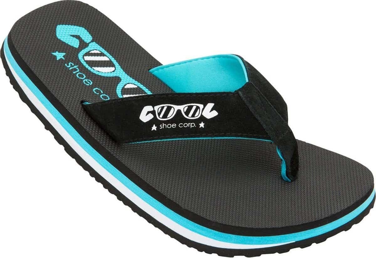 Zool Toe slippers voor buiten, zwart met blauwe accenten en logo.