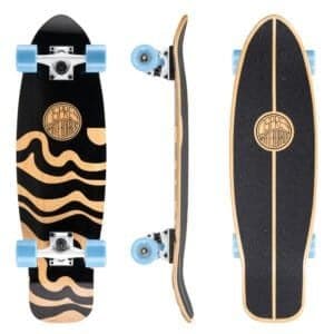 Korte skateboard met zwart en beige ontwerp, smalle formaten en blauwe wielen.