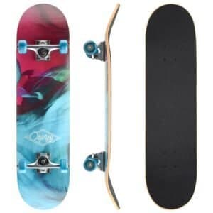 Kleurige skateboard met blauwe wielen en grafisch ontwerp, perfect voor buitenplezier.
