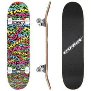 Kleurrijke skateboard met merklogo en zwarte griplaag, compleet met wielen en trucks.
