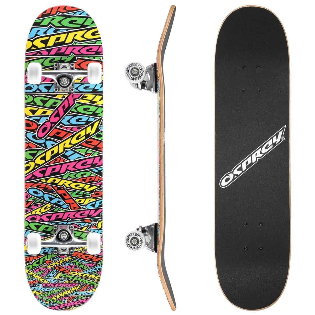 Kleurrijke skateboard met merklogo en zwarte griplaag, compleet met wielen en trucks.