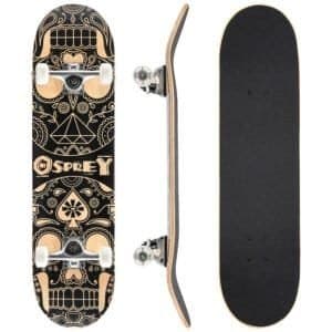Kunstzinnig skateboard met grafisch skull-ontwerp en luxe afwerking voor buitensportplezier.