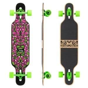 Kleurrijke skateboard met roze, groen en zwart design en zachte groene wielen.