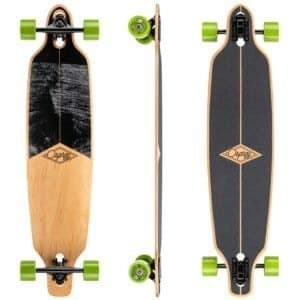 Skateboard met houten deck en groene wielen, Osprey logo zichtbaar.