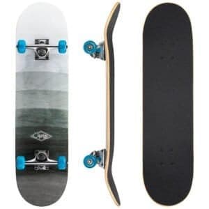 Kleine, sportieve skateboard met blauwe wielen en houten deck, ideaal voor buiten skateplezier.