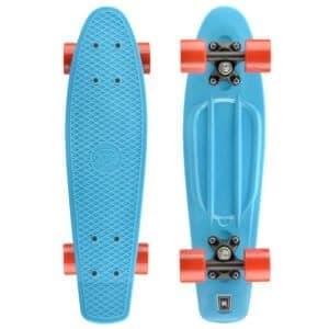 Kleurrijke skate cruiser met roze zolen en blauwe deckboard voor buitenplezier.