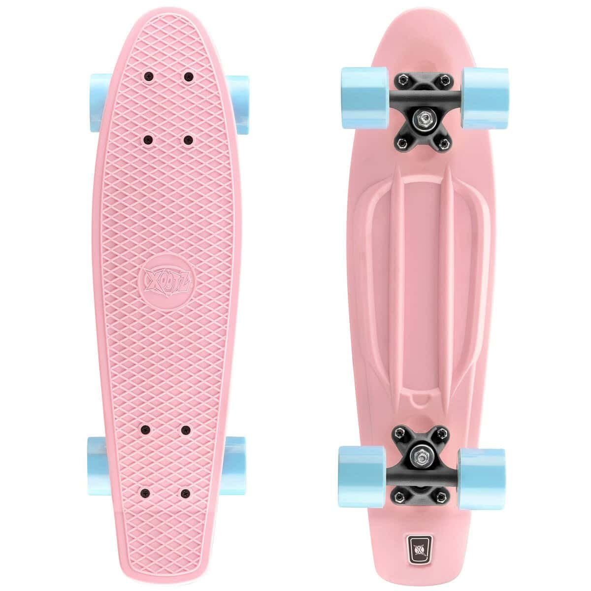 Lichte roze skateboard met lichtblauwe wielen en antislip oppervlak.