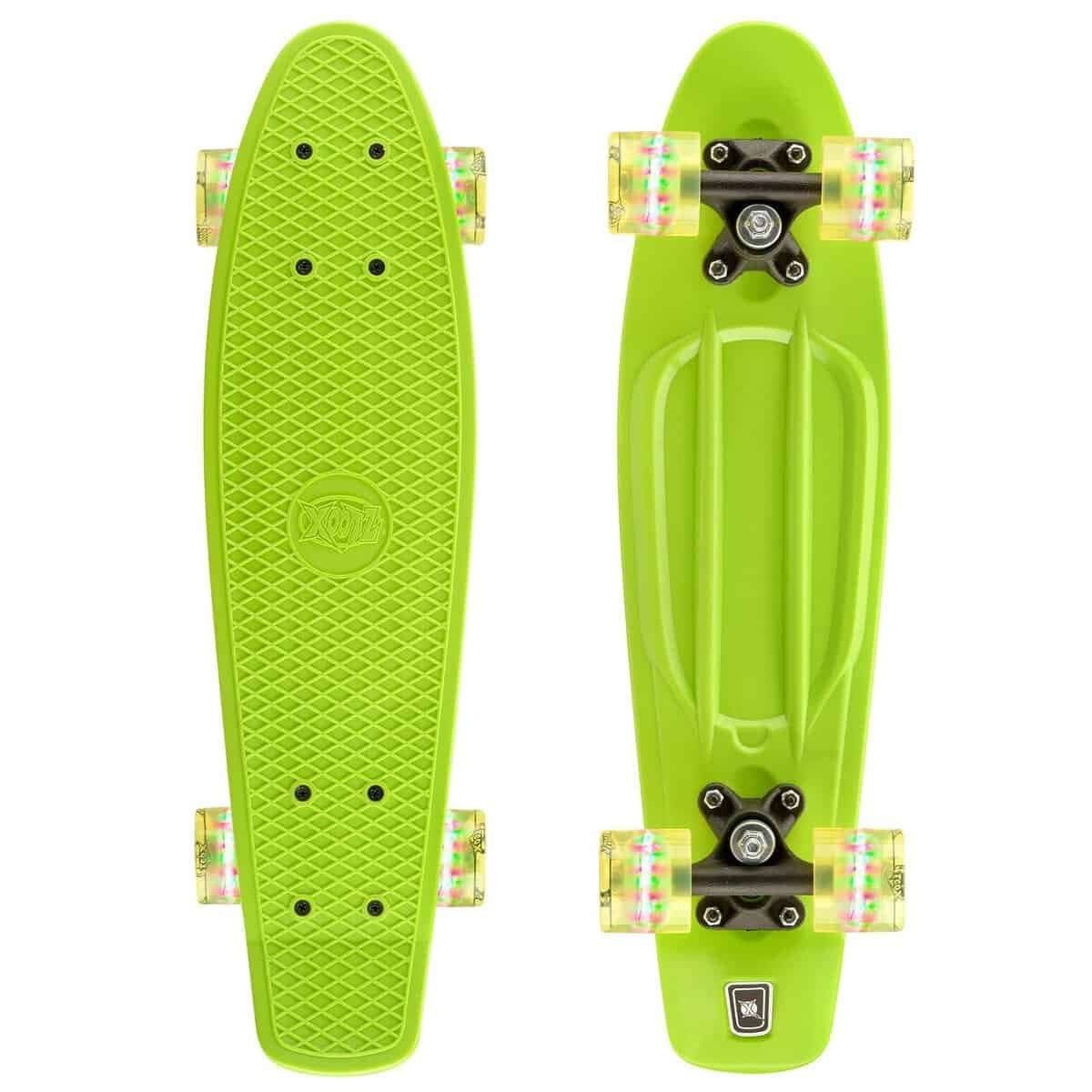 Kleine groene skateboard met wieltjes, geschikt voor buitenplezier.
