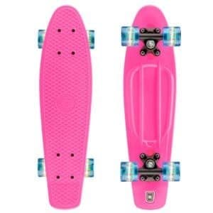 Kleine roze skateboard met kleurrijke wielen voor kids en beginners.