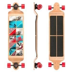 Kleurrijke skateboard met grafische print en rode wielen voor buitenplezier.