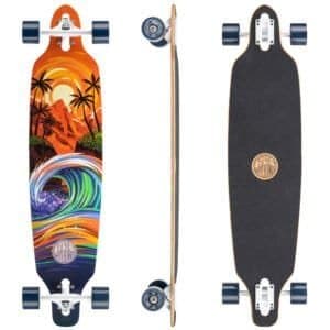 Kleurvolle longboard met surfachtige print en black grip tape, geschikt voor skaten en cruisen.