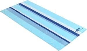 Blauwe strandlaken met strepen en logo voor buitengebruik.