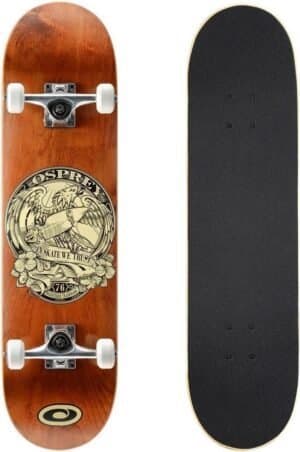 Skateboard met classic ontwerp en zwarte grip tape voor buitenplezier.