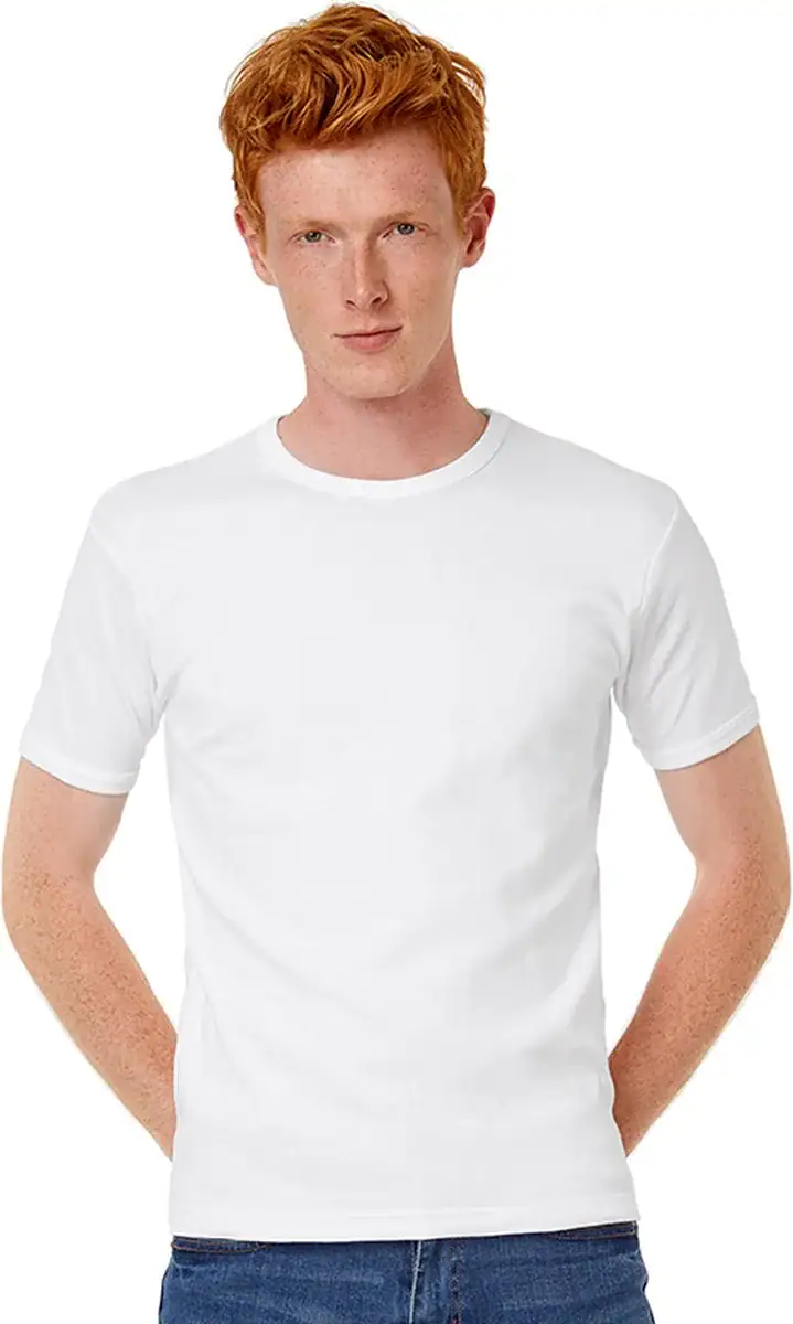 Effen witte T-shirt voor heren, basics gedragen met casual jeans.