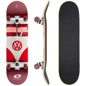 Volkswagen camper skateboard met zwarte grip tape en houtkleurige rand, geschikt voor buitenplezier.