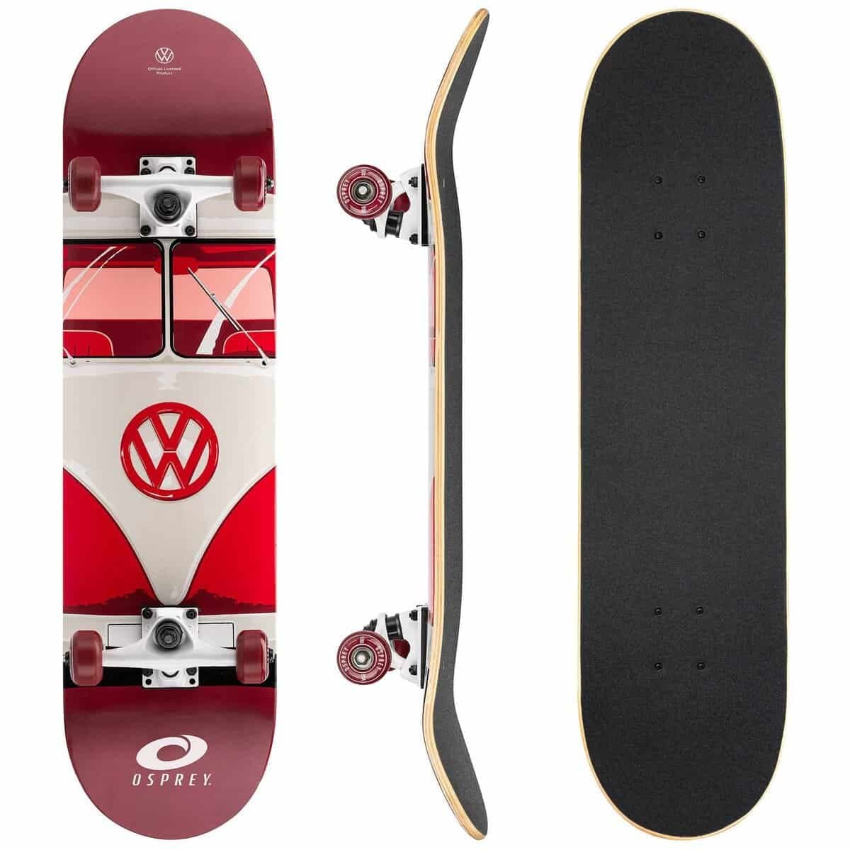 Volkswagen camper skateboard met zwarte grip tape en houtkleurige rand, geschikt voor buitenplezier.