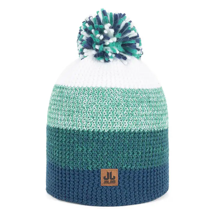 Kleurrijke gebreide (raglan) pompoen muts met pompom in blauw, groen en wit.