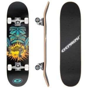 Klein neuwe skateboard met kleurrijk grafisch ontwerp en witte wielen.