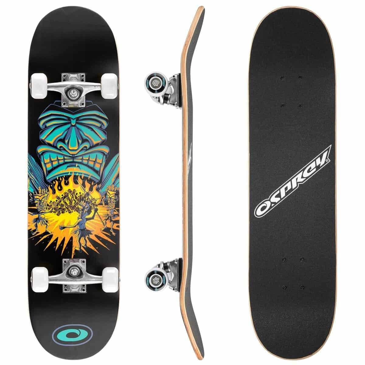 Klein neuwe skateboard met kleurrijk grafisch ontwerp en witte wielen.