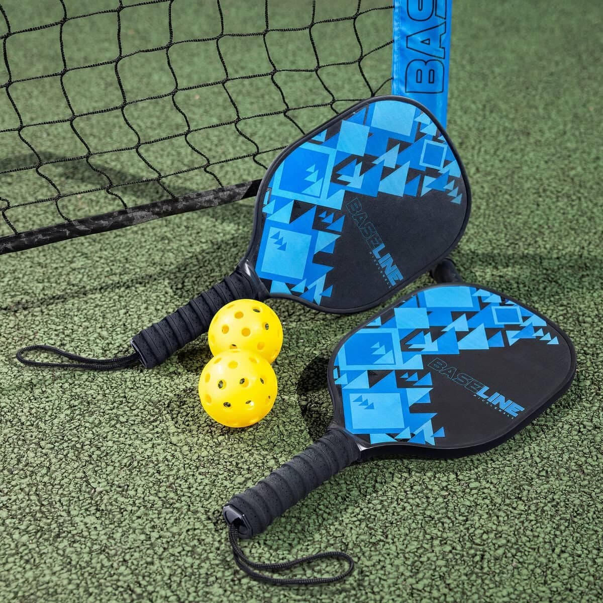Mini tennis rackets en gele ballen voor buiten spelen op het kunstgras.