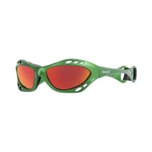 Kleurige kindersportbril met groene behuizing en rode spiegelglazen voor buitenactiviteiten.