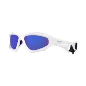 Sportieve kindersportbril met blauwe glazen voor buitenactiviteiten.