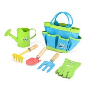Houten speelset met kinder tuin gereedschap, watering can, handschoenen en speelgoedtas voor buitenplezier.