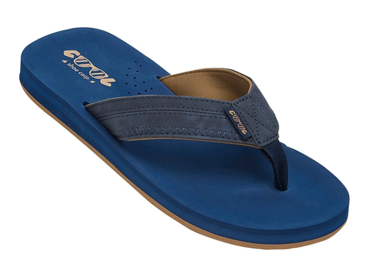 Cloud Night slippers schuin van voren met gevormd voetbed en zwarte PU-bandjes