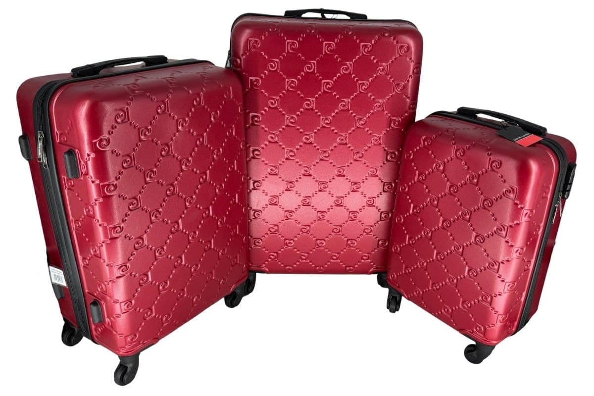 Grote rode reiskoffer met wieltjes en quiltpatroon voor reizen.