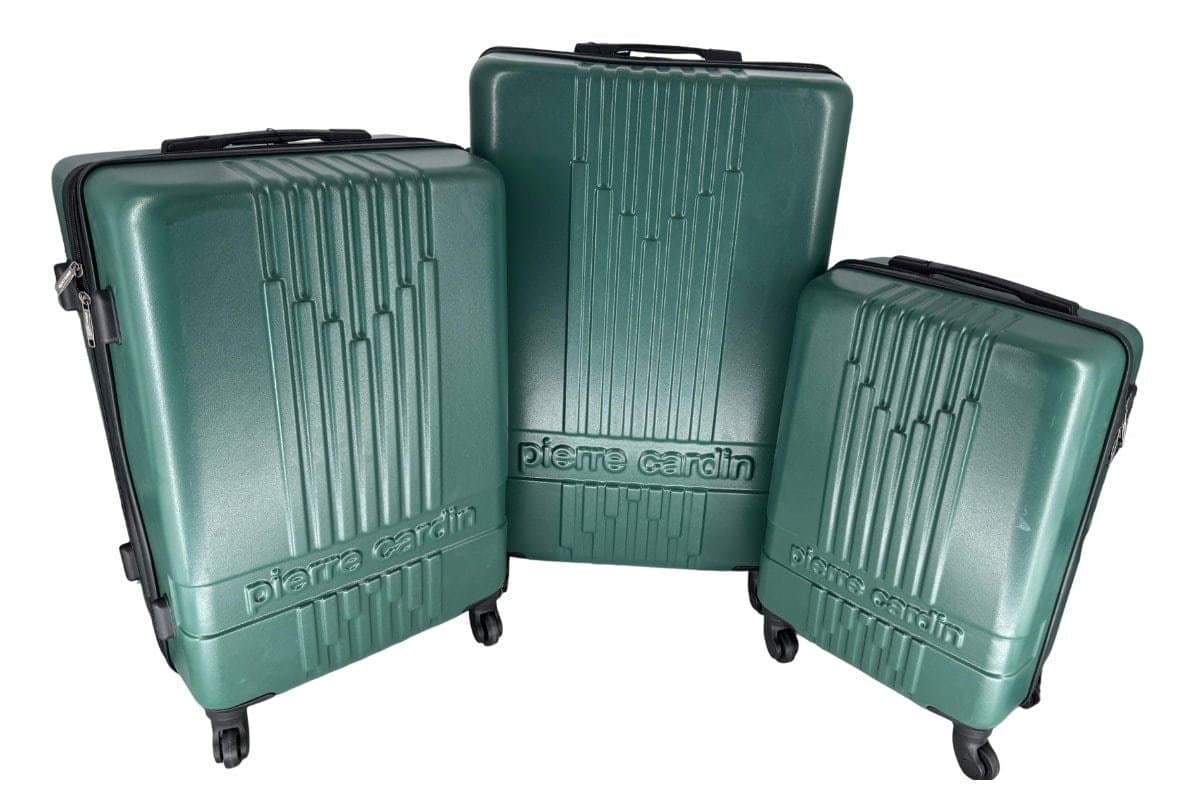 €alt text: Groene Pierre Cardin koffers met wielen, praktijkset voor reizen.