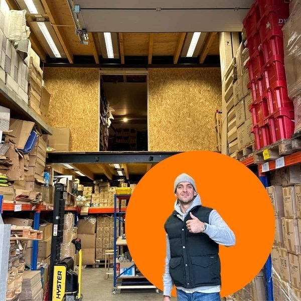 Hugo in het magazijn