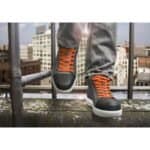 Leren skateboard en skateboard schoenen op een balkon in de stad.